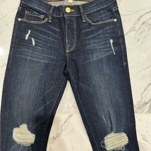 FRAME le skinny de jean. Blue with Distressing. Never Worn. New wo tags. Sz27